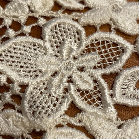 2 TWO beautiful hand made LACE doilies VINTAGE - Picture 5 of 16